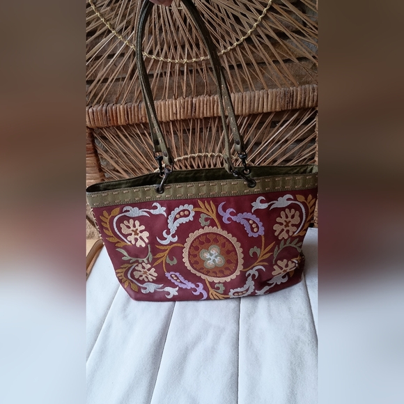 Vintage Isabella Fiora Embroidered Floral Tote Bag - Red and Green - Picture 2 of 7